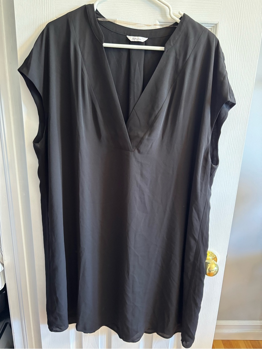Simple Black V-Neck Sleeveless Shift Dress